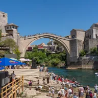 Uživaju u skokovima, noćnom životu i gastro ponudi: Mostar je u sedmici Red Bull Cliff Divinga magnet za turiste