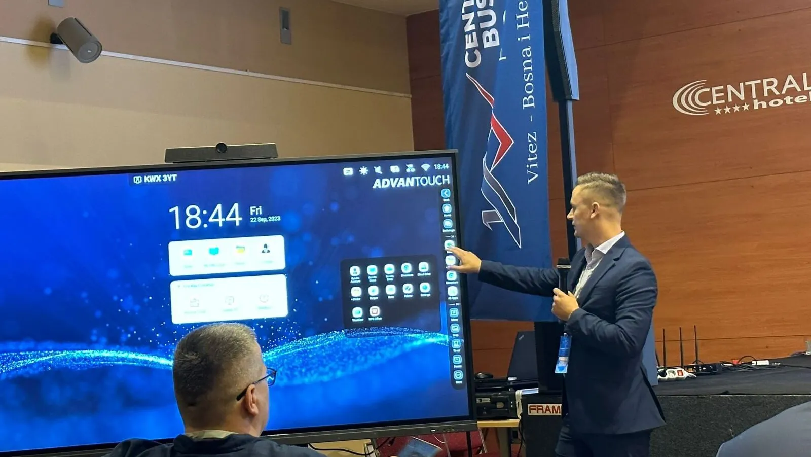 Tvrtka Katarina i Mebikon predstavili interaktivni zaslon ADVANTouch na Business forumu u Vitezu