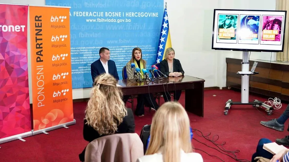 Glavu gore! Stop korištenju mobitela u prometu!