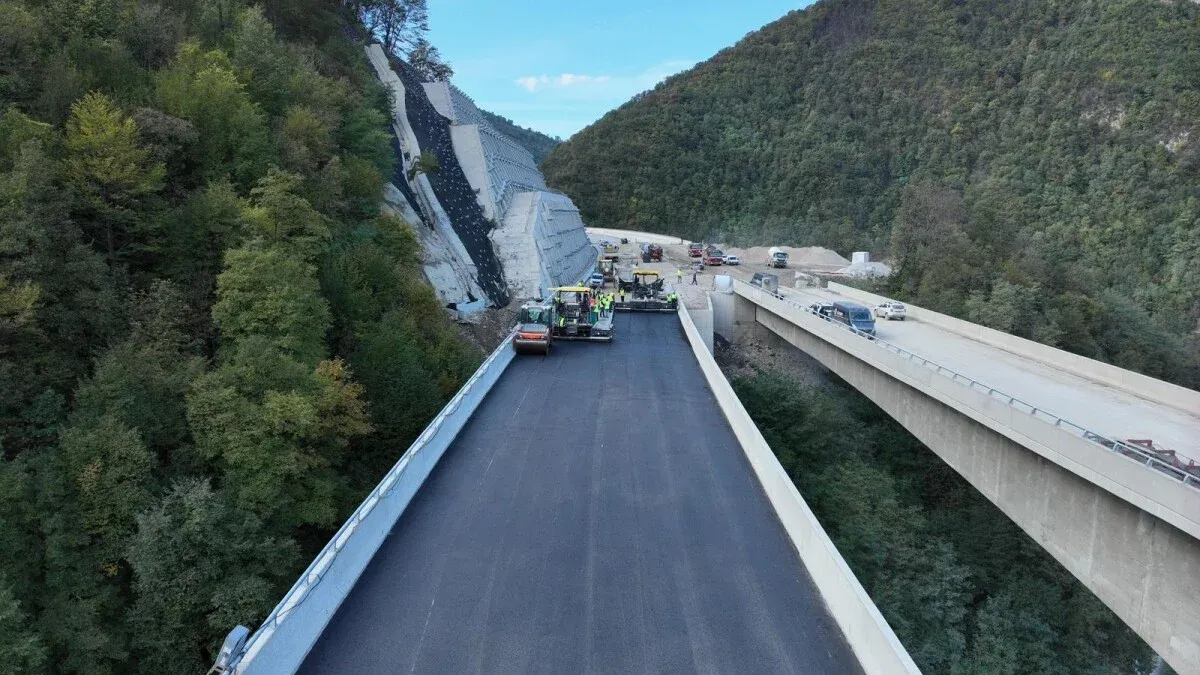 Vranduk–Ponirak: Počelo asfaltiranje na 5,3 km ključne dionice Koridora 5C