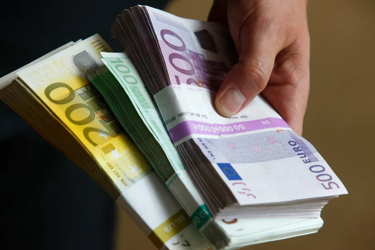 Euro oslabio, dolar blago ojačao