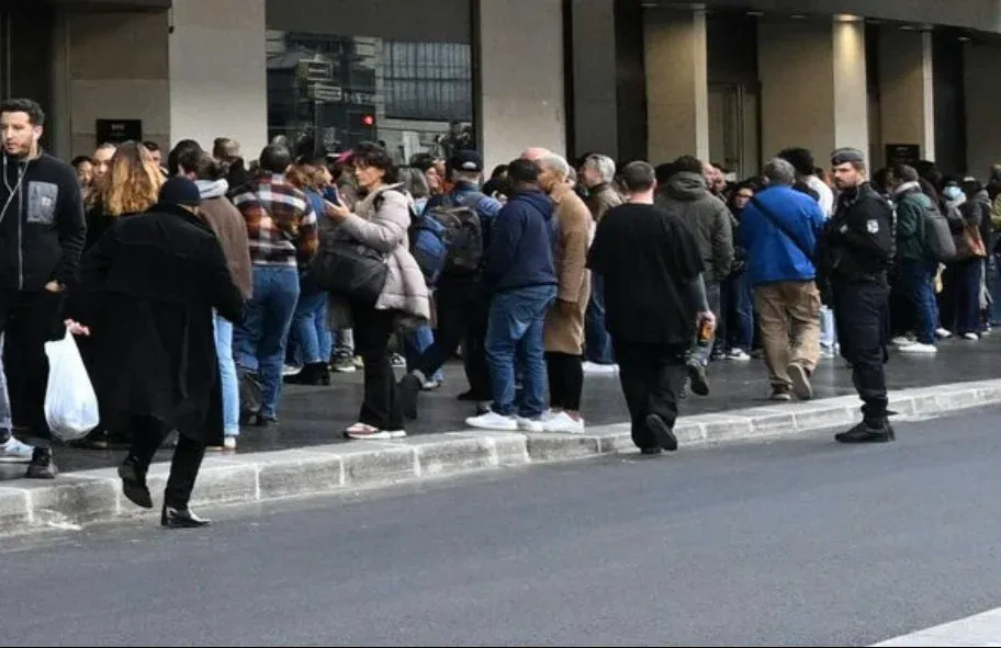 Popularni online gigant otvorio prvu radnju u Parizu i izazvao haos na ulici