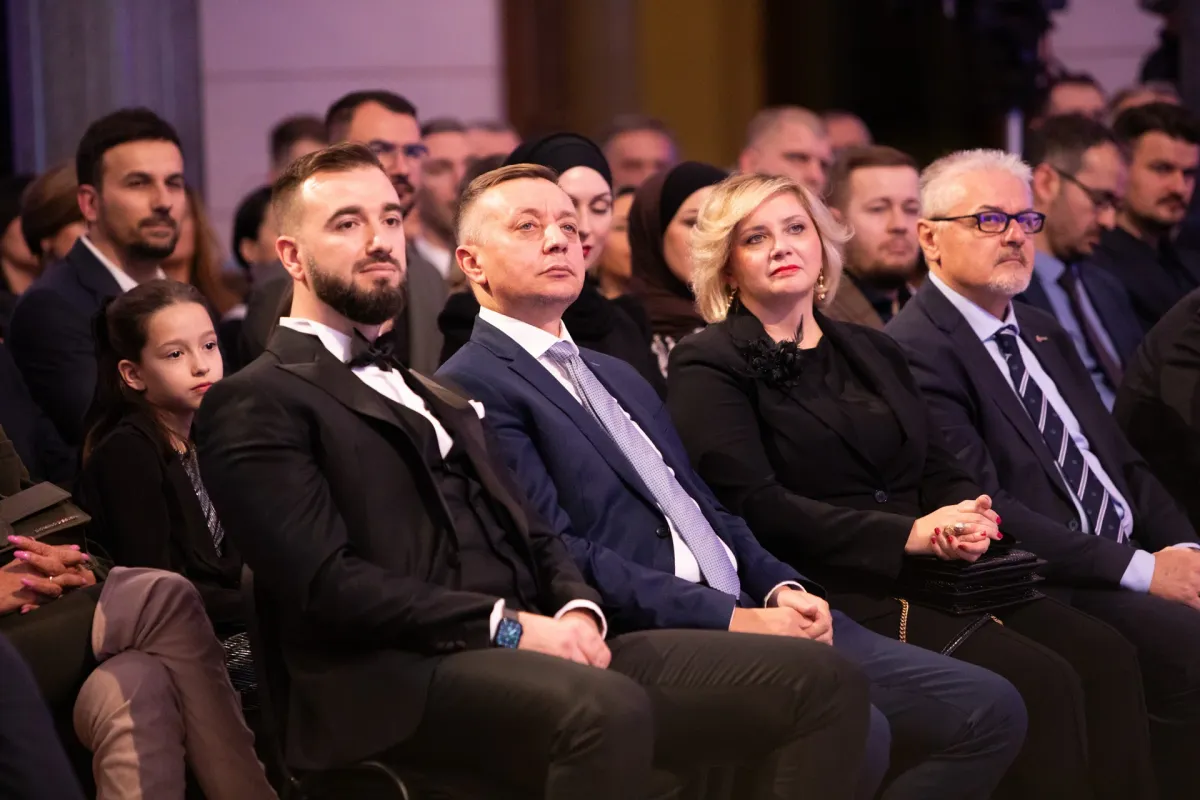 Svečana noć u Vijećnici: Svjetlostkomerc obilježio osam decenija