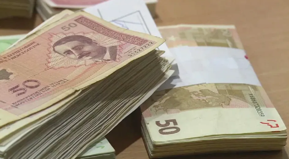 Prosječna neto plata u FBiH u augustu 1.595 KM: Mjesečno -2,0%, godišnje +15,2%