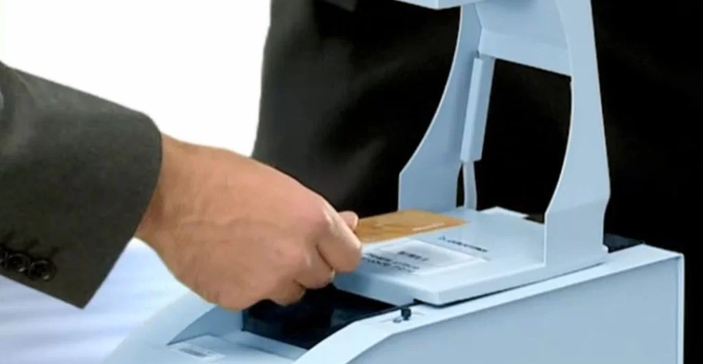 Elektronske identifikacione kartice u džepu radnika od februara