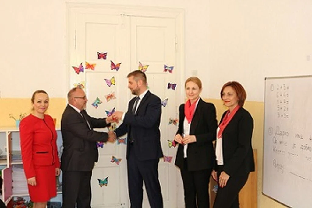 Addiko banka donirala 12.000 KM za nabavku školskog namještaja