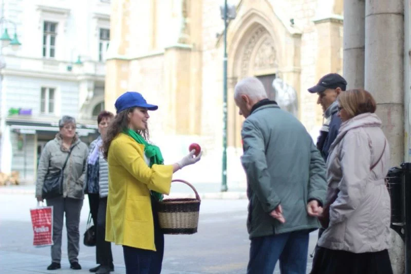 Poklanjanjem jabuka Hoše komerc d.o.o. čestitao 6.april