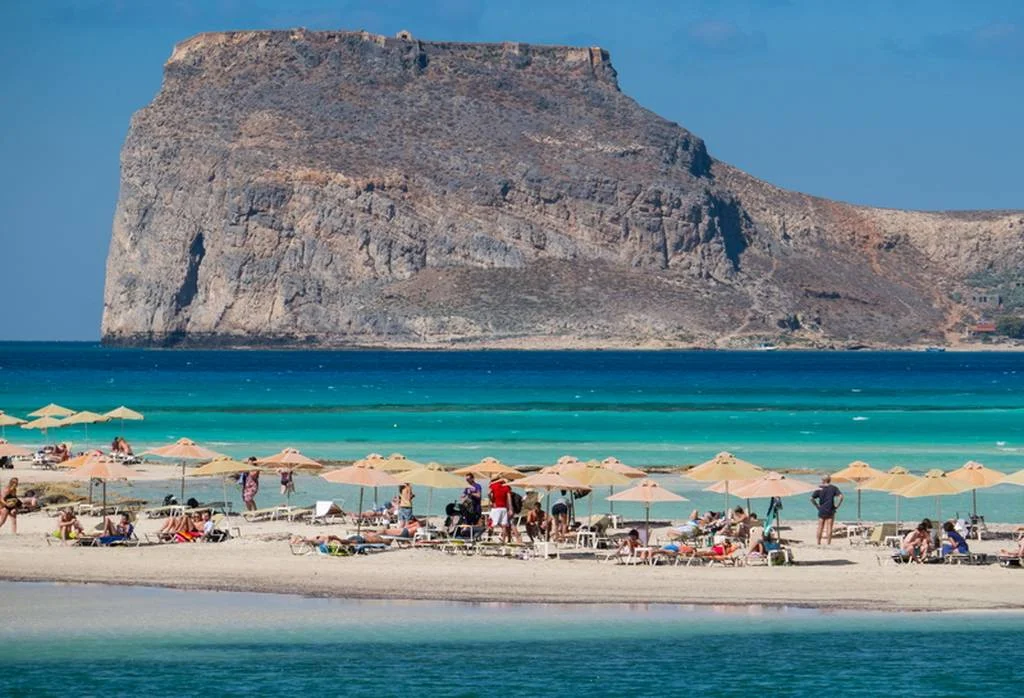 Na Grčkim plažama zabranjeni kontaktni sportovi, svježe pripremljena hrana i alkoholna pića