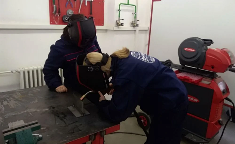 Žene koje rade u metalskoj firmi