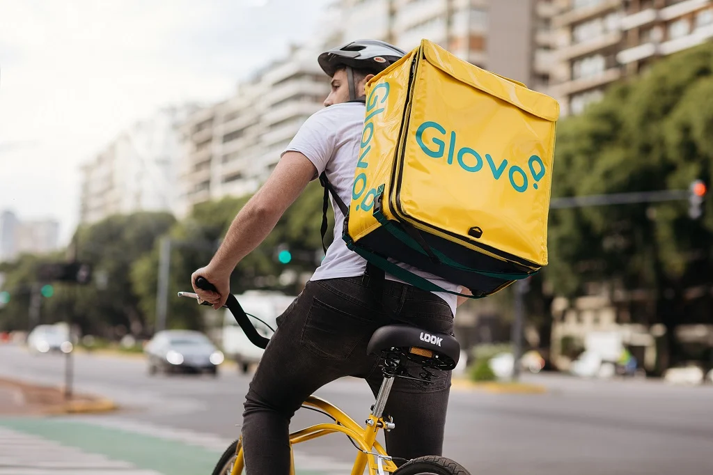 Glovo slavi godinu dana "Obećanja kuririma" u Bosni i Hercegovini: Više od 40% kurira koji koriste Glovo, učestvovalo je u inicijativama za sigurnost u saobraćaju