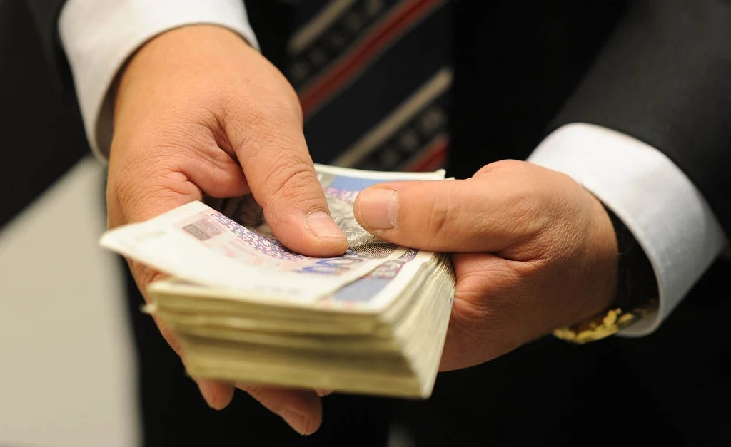 Dolar pada treću sedmicu zaredom, očekuje se dodatno povećanje kamata