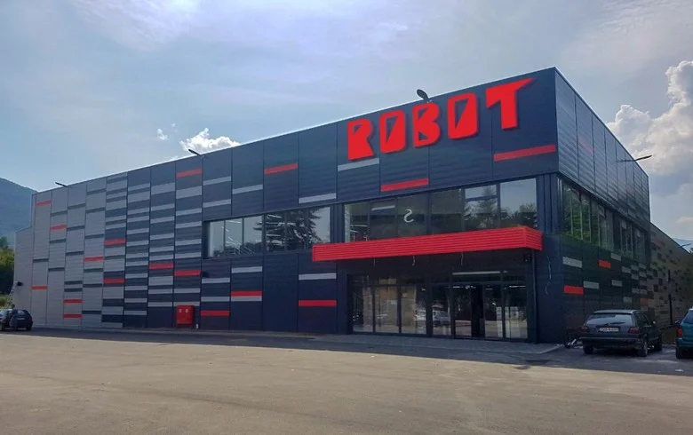 Robot otvara novi centar i najavljuje zaposlenje 1.000 novih radnika