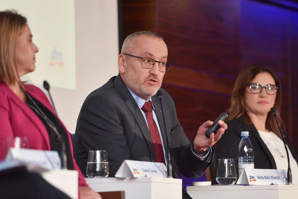 dm: Rast prometa, redovno i vanredno povećanje plata i isplata jednokratne pomoći za zaposlenike