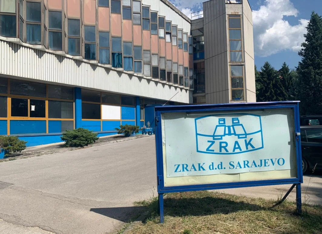 Više od 50 radnika firme “Zrak” dobilo otkaz, intervenisala policija i hitna