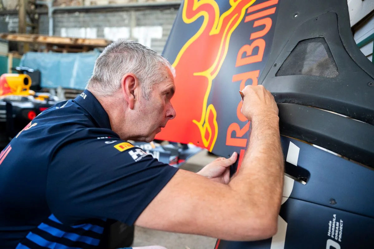 Mehaničari Red Bull Racinga servisirali bolid RB7, spreman je za Red Bull Showrun u Sarajevu