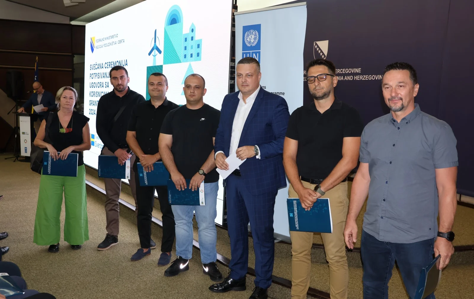 Ministar Mijatović uručio ugovore za još 233 korisnika poticaja