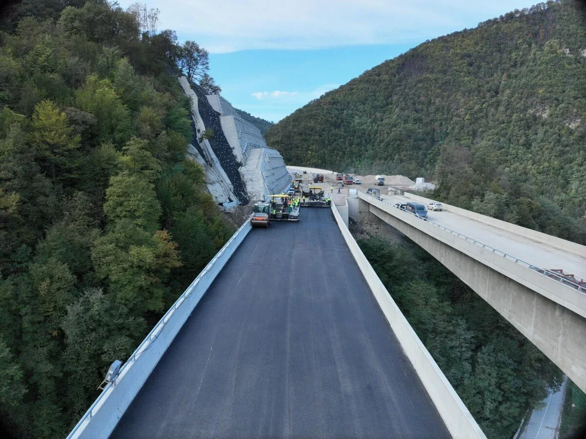 Vranduk–Ponirak: Počelo asfaltiranje na 5,3 km ključne dionice Koridora 5C