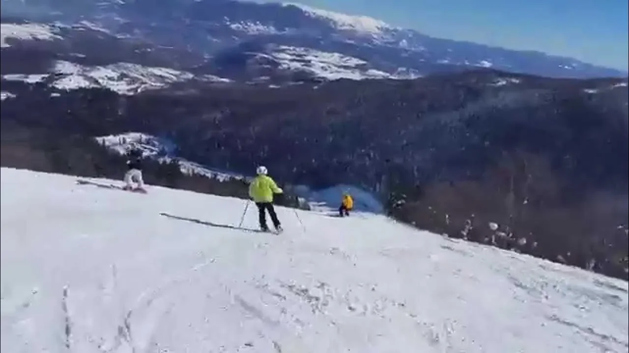 Bjelašnica zasijala pod reflektorima: Otvorena nova ski sezona, prvi skijaši već uživaju u noćnom spustu