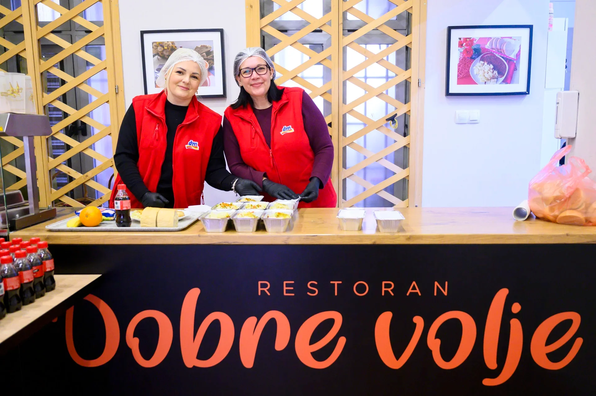 dm zaposlenici učestvovali u podjeli obroka u 27 narodnih kuhinja širom BiH