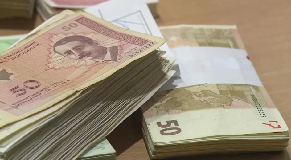 Prosječna neto plata u FBiH u augustu 1.595 KM: Mjesečno -2,0%, godišnje +15,2%