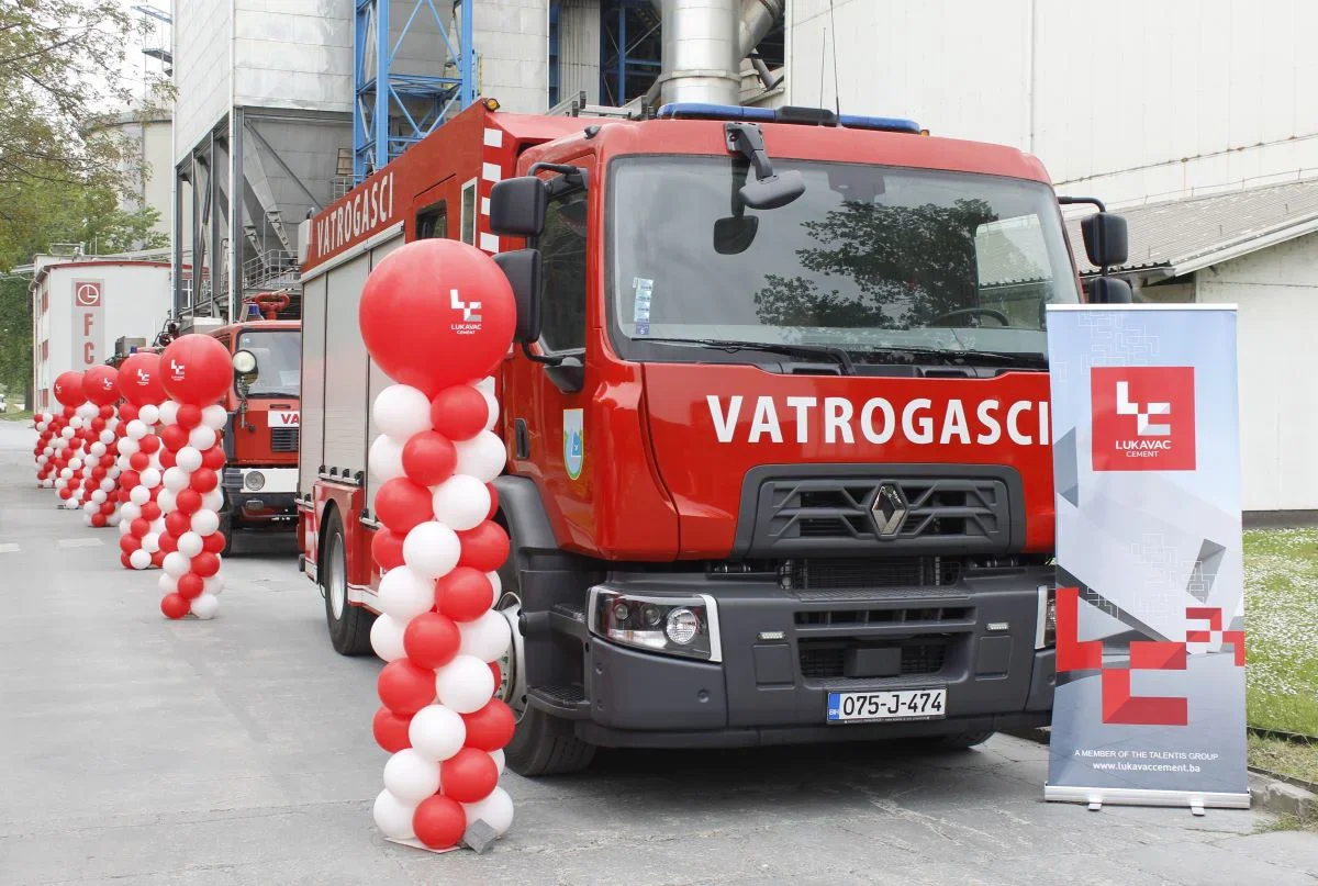 LUKAVAC CEMENT DONIRAO VATROGASNO VOZILO Podrška Profesionalnoj vatrogasnoj jedinici (PVJ) i građanima Lukavca