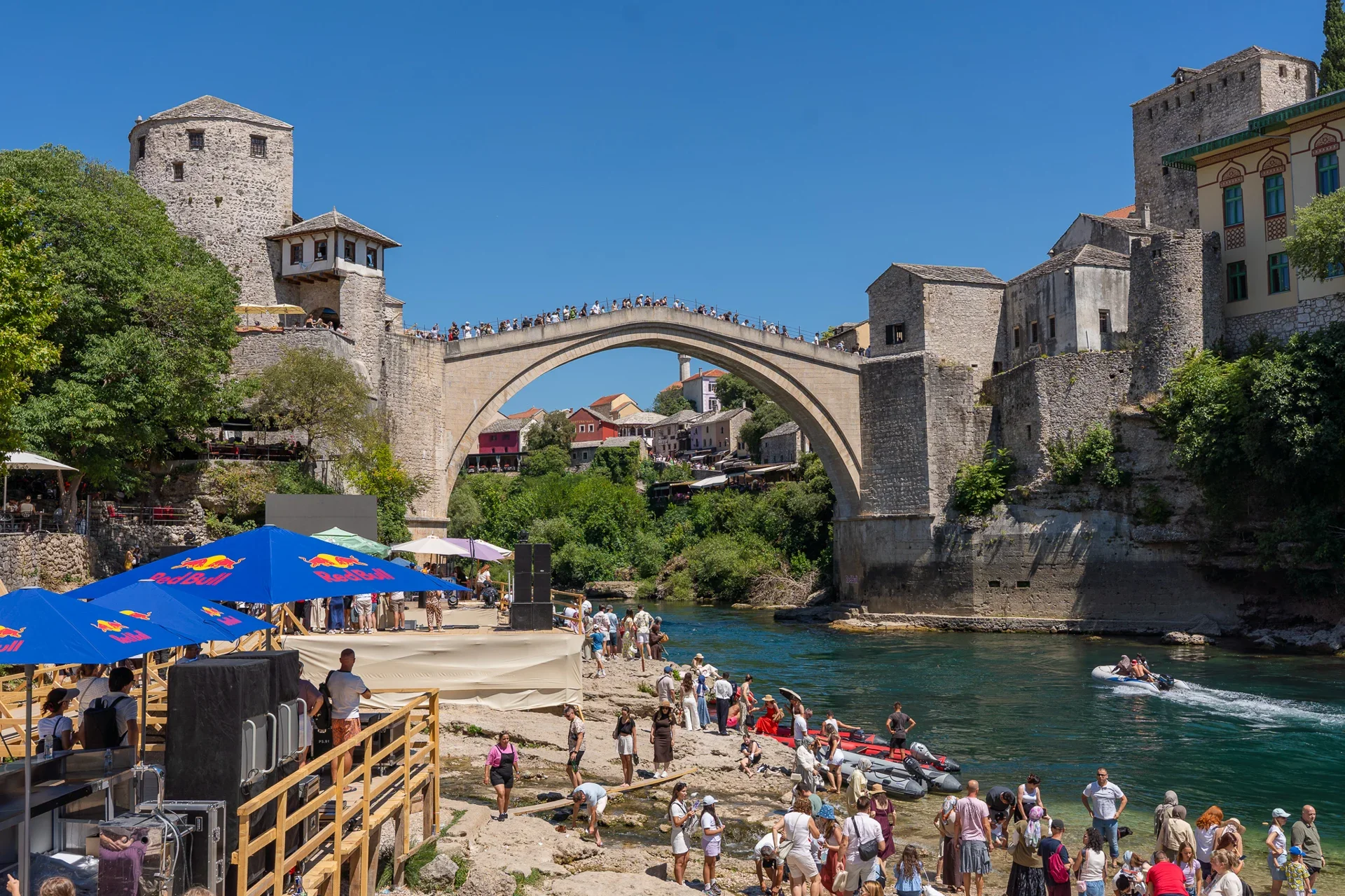 Uživaju u skokovima, noćnom životu i gastro ponudi: Mostar je u sedmici Red Bull Cliff Divinga magnet za turiste