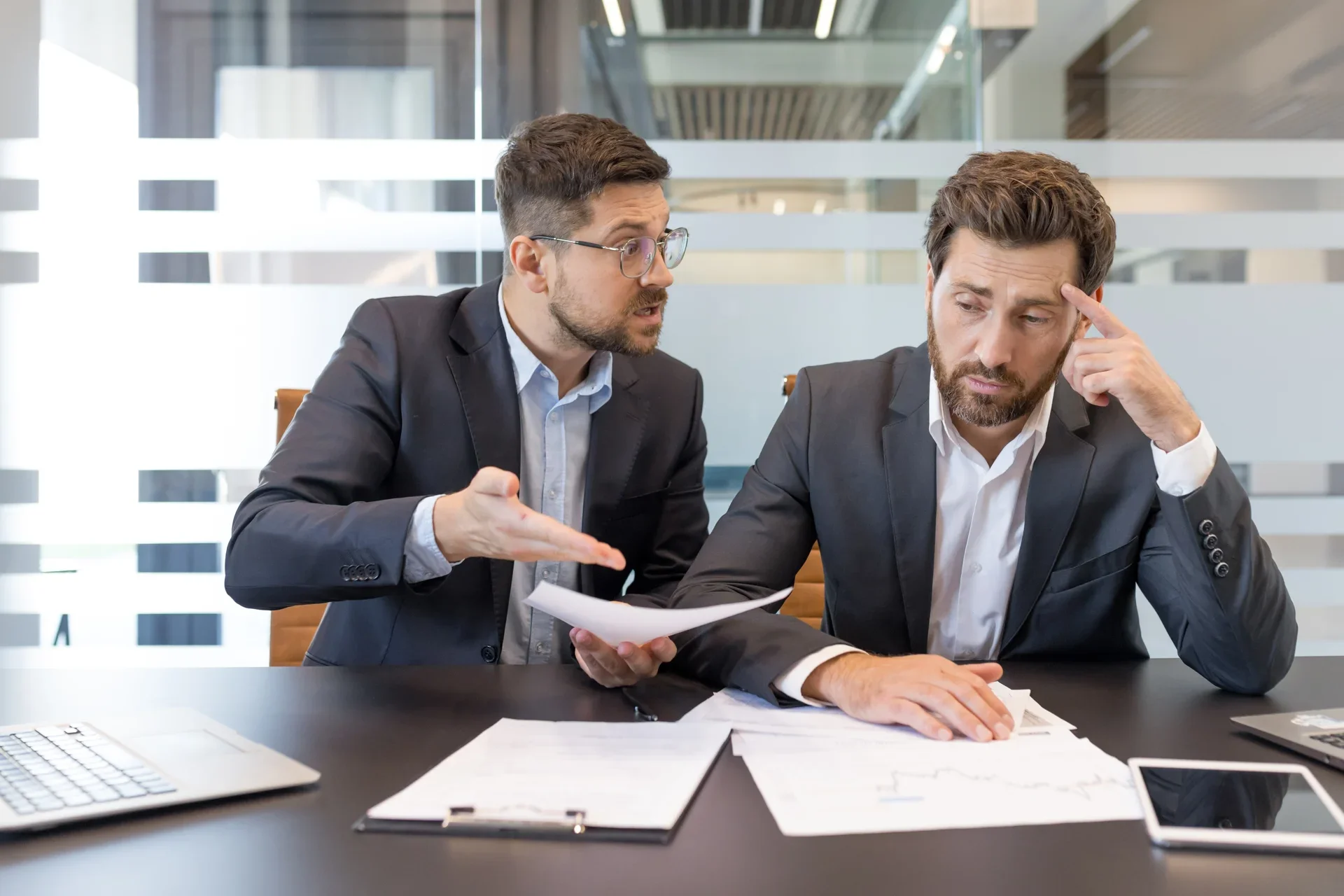 C-Suite Language Gap: Zašto tradicionalni kursevi engleskog jezika ne donose ROI kompanijama u Srbiji u 2026.