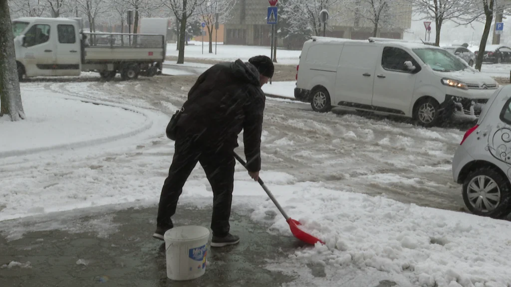 KS tražio do 100 radnika za ručno čišćenje snijega, prijavilo se 10 osoba, a sedam odustalo